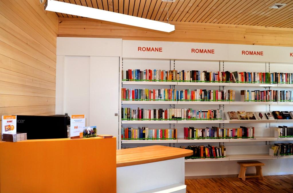 Innenansicht Pfarrbibliothek St. Willibald - Infotisch