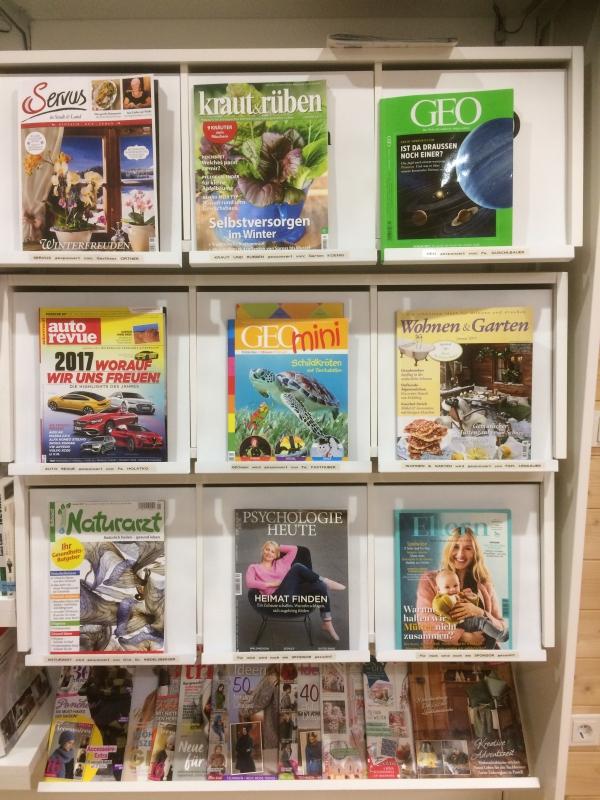 Zeitschriftenregal